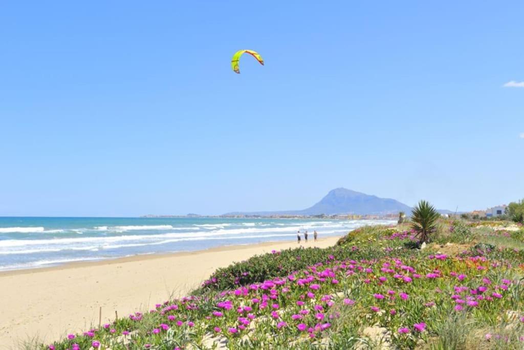 LA NARANJAA primera linea de PLAYA con WIFI y PARKING GRATIS Dénia Esterno foto